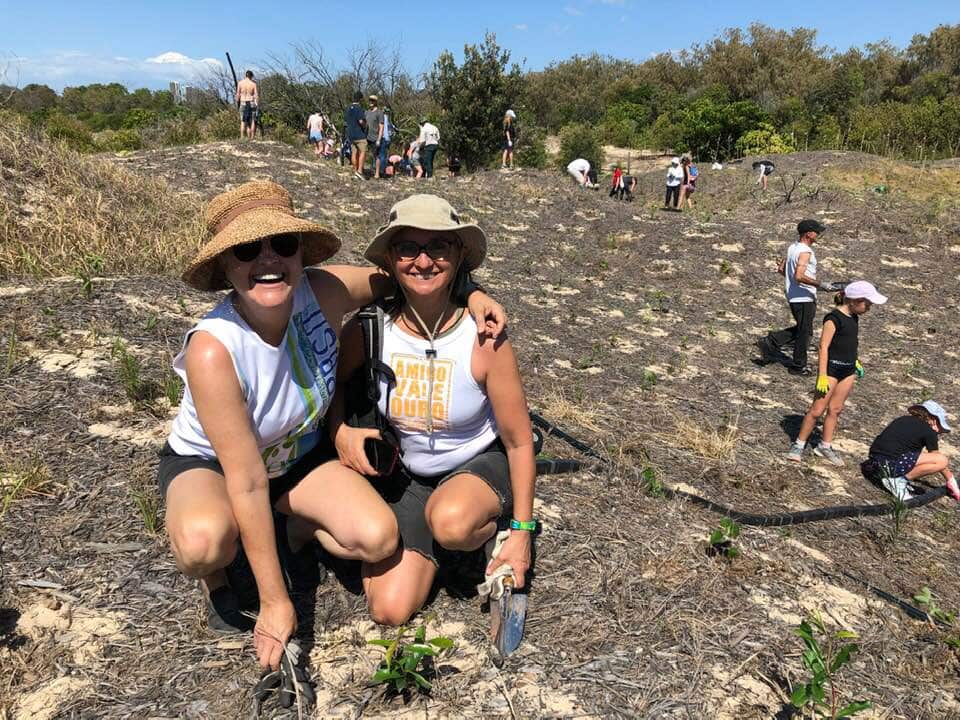 Plantando arvores no Gold Coast com Renata Medeiros.jpg