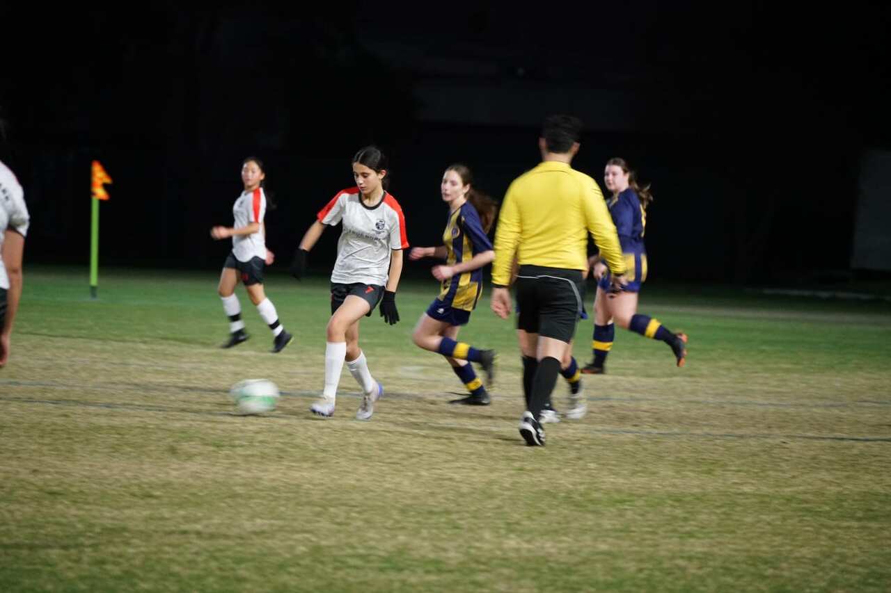 لاعبة من اصول عراقية تسيطر على الكرة.jpg