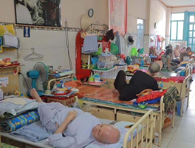 Các cụ già nằm ở chùa Lâm Quang