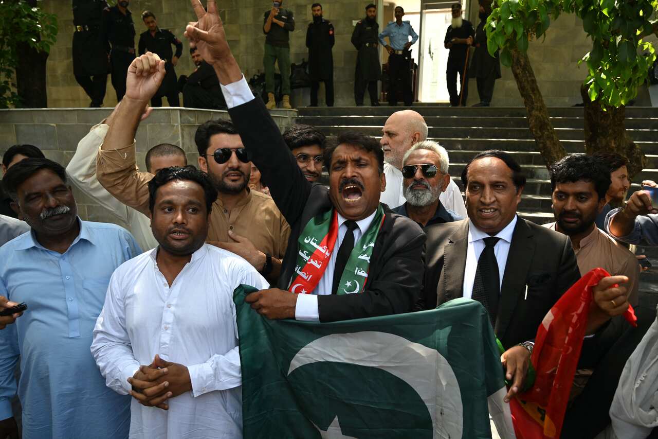 TOPSHOT-PAKISTAN-POLITICS-COURT-KHAN