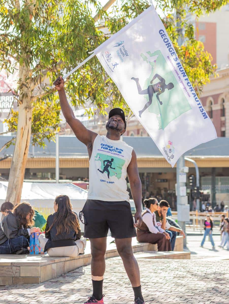 George apepea bendera ya kampeni yake.jpg