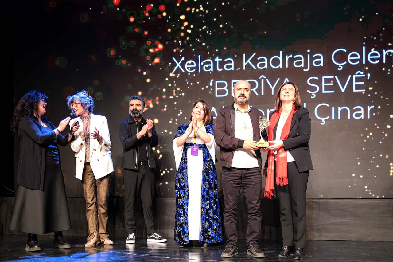 Ali Kemal Çinar xelata xwe ji deste Saredara Amede Serra Bucak wergirt.jpg