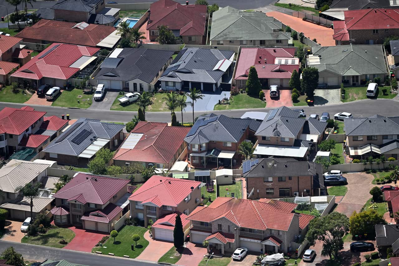 Una vista aérea de hileras de casas grandes.