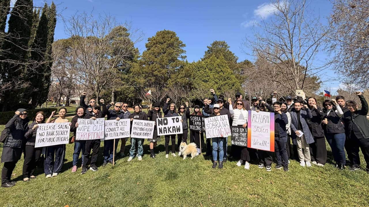 Canberra Pinoy Advocacy Group hold anti-corruption solidarity picnic.