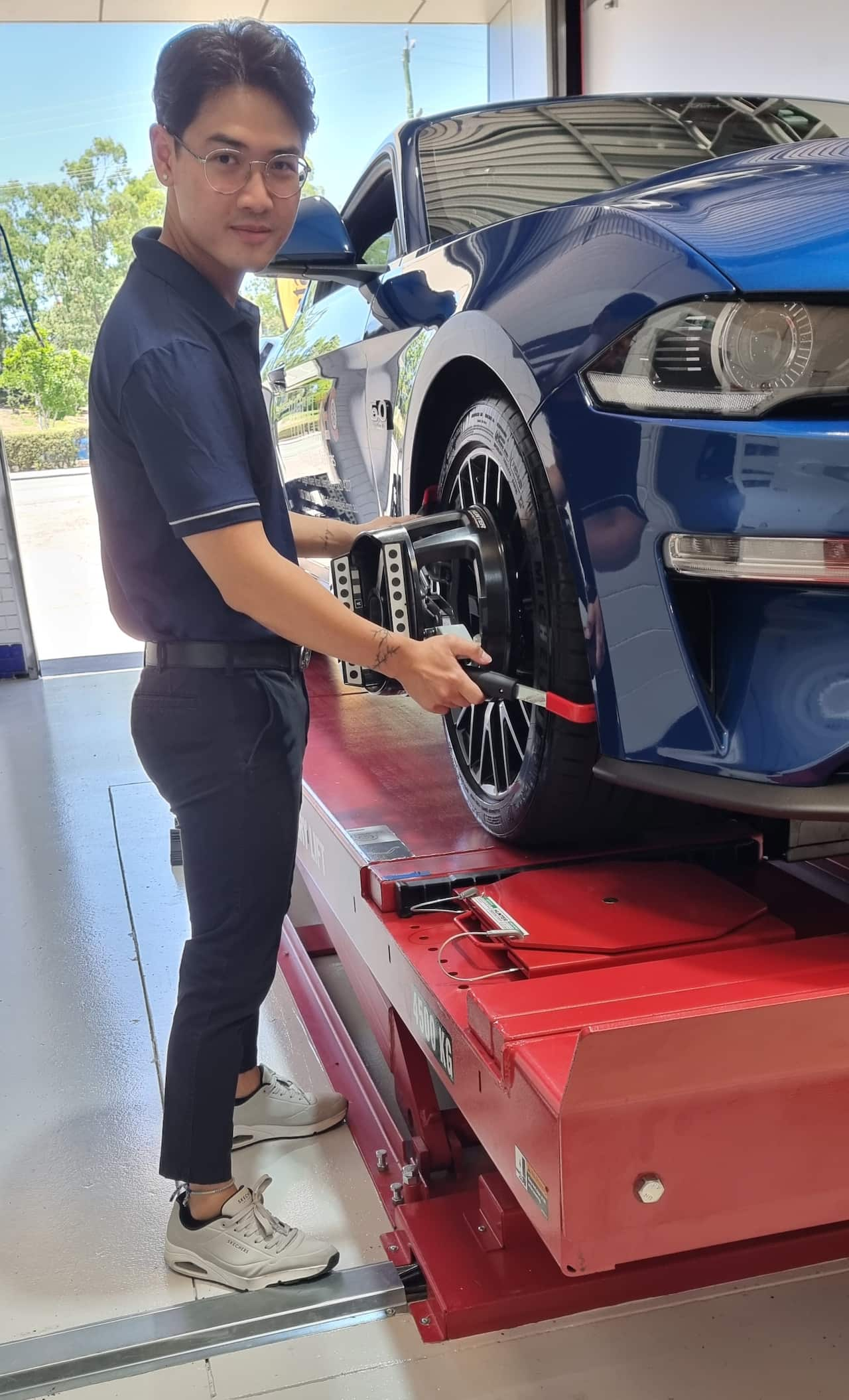 04 - Anh Tâm Trần đang làm wheel alignment.jpg