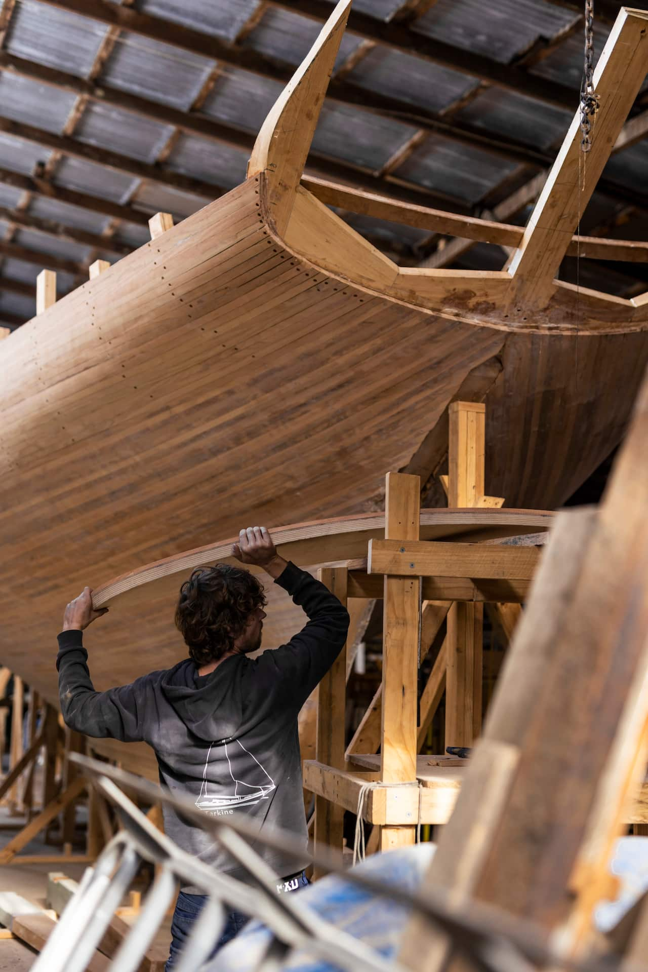 Iefke and Matt are building their own wooden sail ship