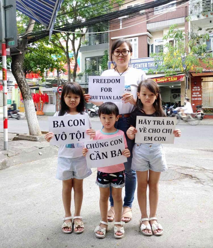 Vợ và ba con gái nhỏ của Bùi Tuấn Lâm.jpg