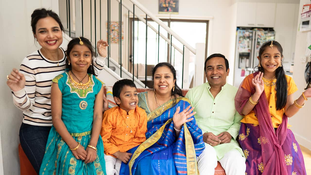 Kishwar-Chowdhury-and-the-Nara-family-1.png