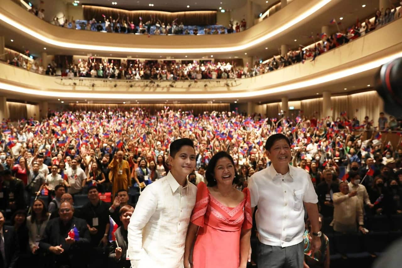 PRES FMJr MEETS OFW AT NATL uNI sINGAPORE.jpg