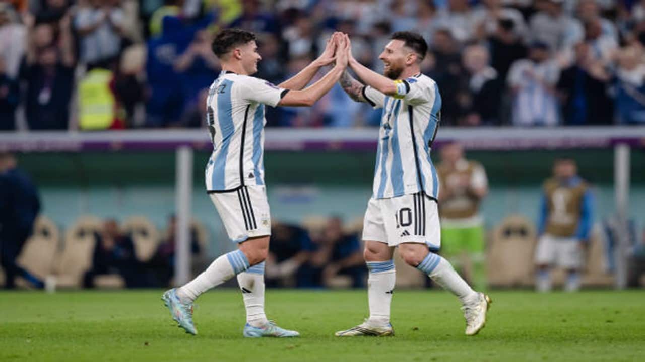 Alvarez and Messi.jpg