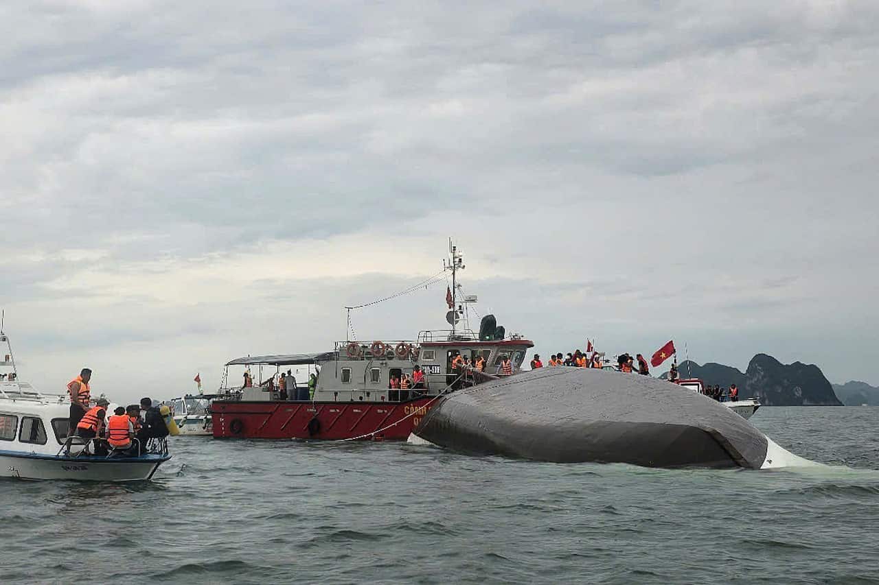 Tourist boat capsizes in Vietnam's Ha Long Bay