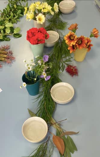 花藝藝術治療工作坊花絮:綠葉桌旗(Foliage Garland)、花器、鮮花。