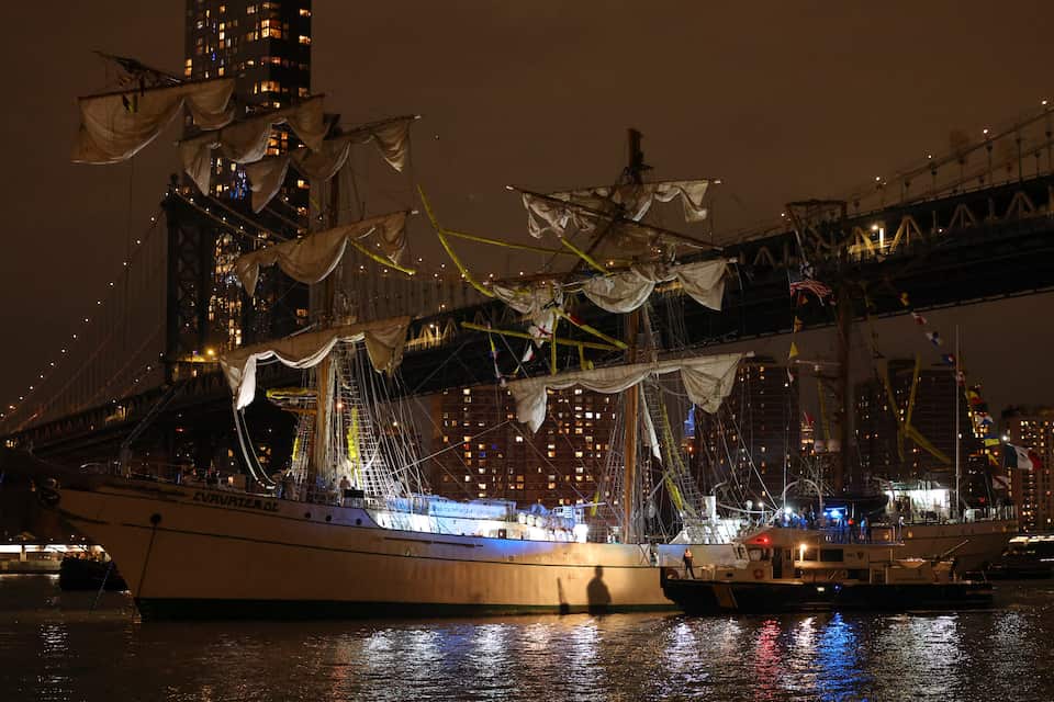 Two Dead After Mexican Navy Ship Slams Into Brooklyn Bridge Two dead, over a dozen injured after Mexican Navy training ship crashes