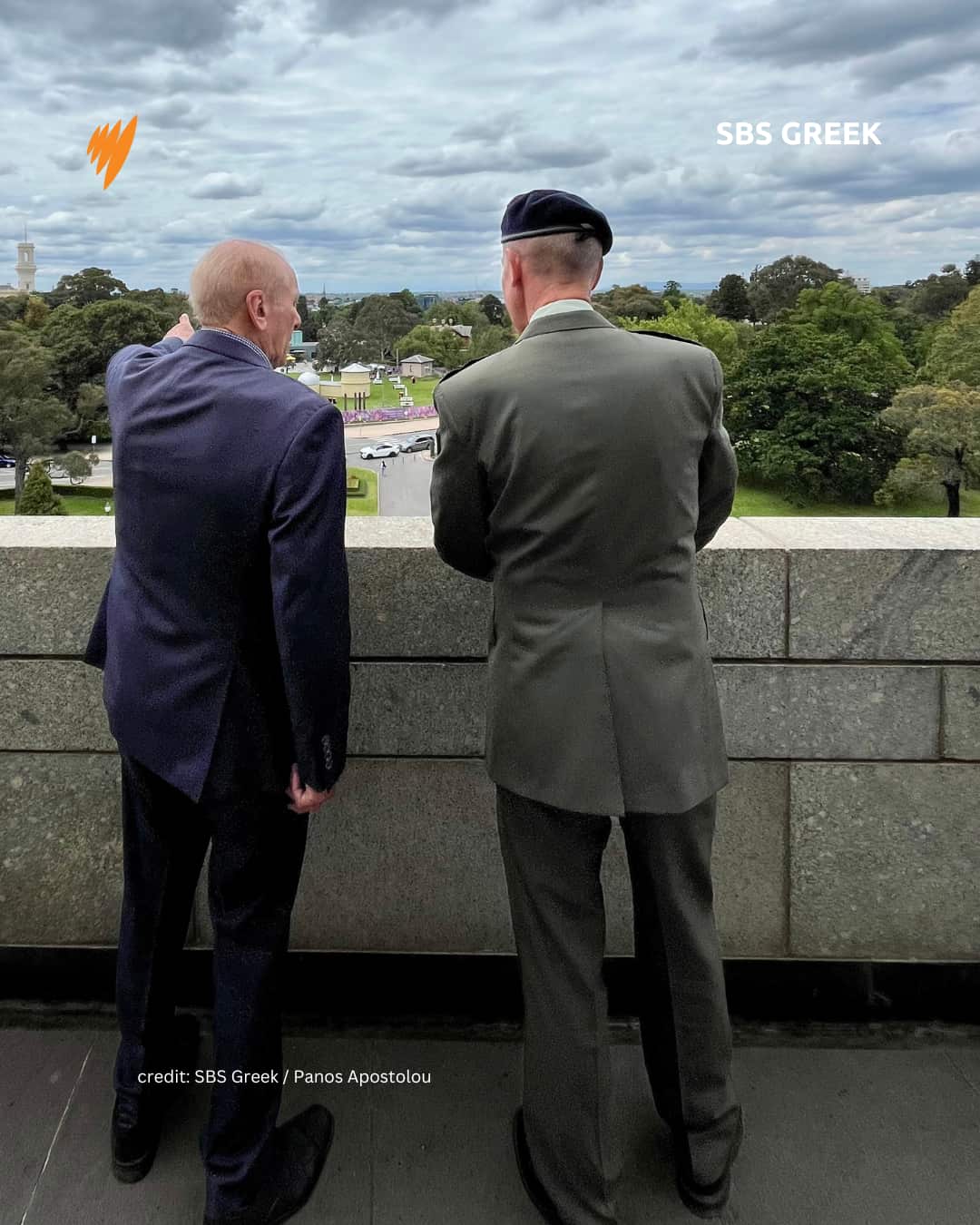 Από αριστερά: Ο πρόεδρος του Αυστραλο-Ελληνικού Μνημείου, Στηβ Κυρίτσης και ο Διοικητής της Στρατιωτικής Σχολής Ευελπίδων, Υποστράτηγος Αναστάσιος Πολύχρονος, στο Shrine of Remembrance, Μελβούρνη, 22 Νοεμβρίου 2025 