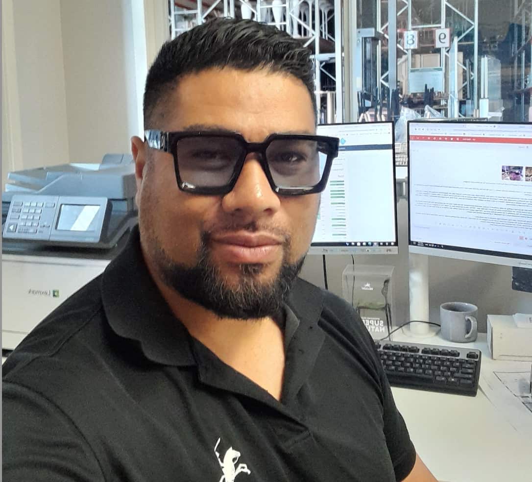 A selfie of Vae in his office.