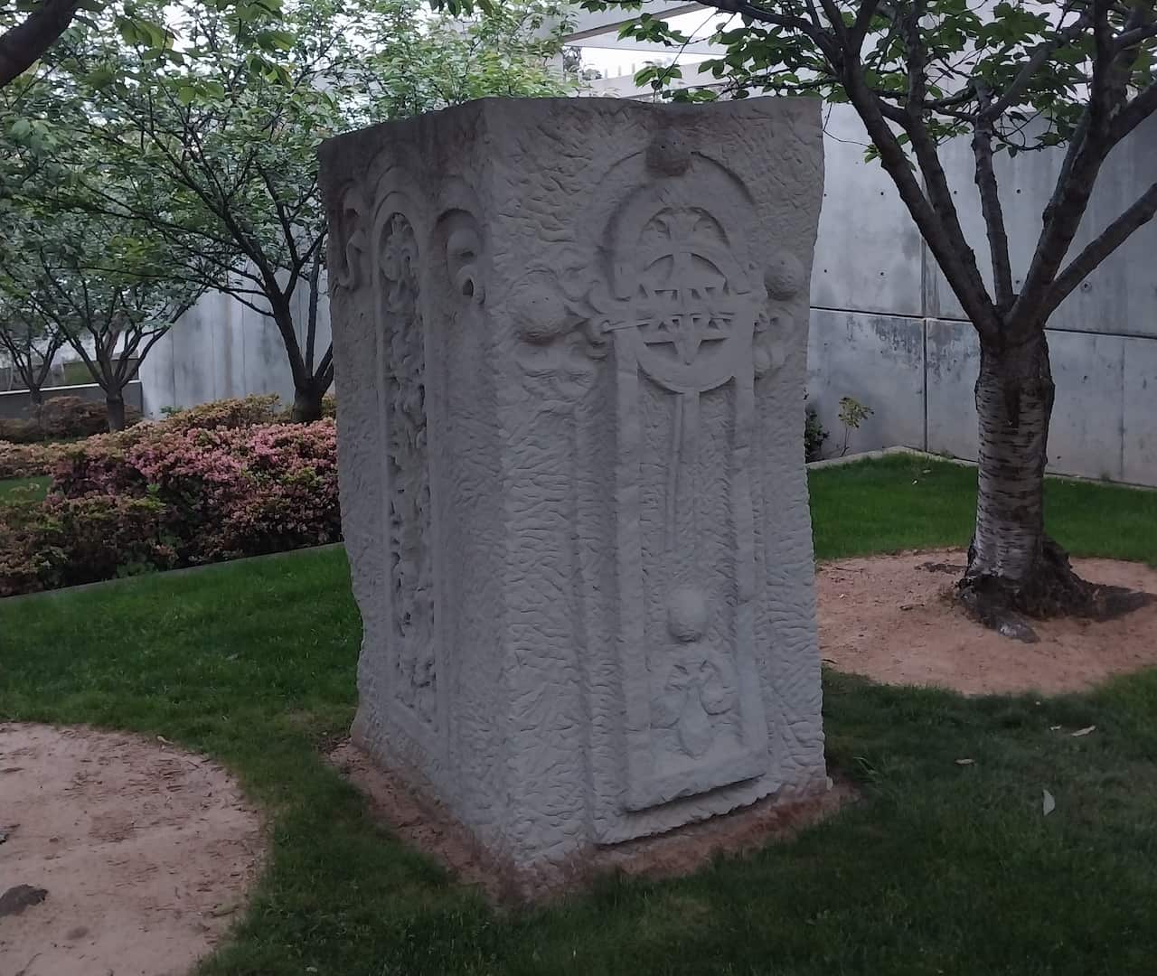 Stećak Adisa Fejzića u vrtu Parlamenta Australije, Canberra.jpg