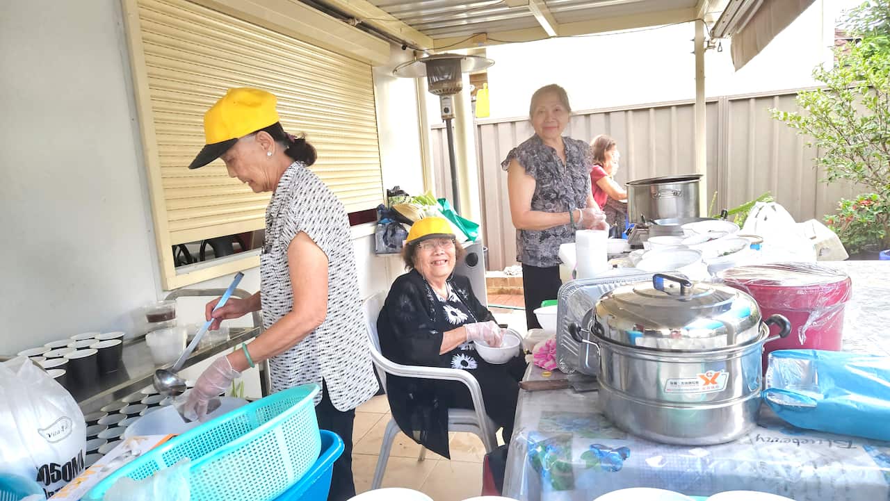 Bà Phấn và bà Cúc trong bếp