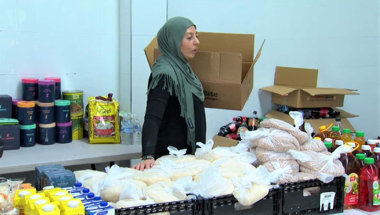A volunteer at charity Sydney Community Connect which is giving free food to disadvantaged families during Ramadan (CREDIT SBS - SBS Arabic).jpg