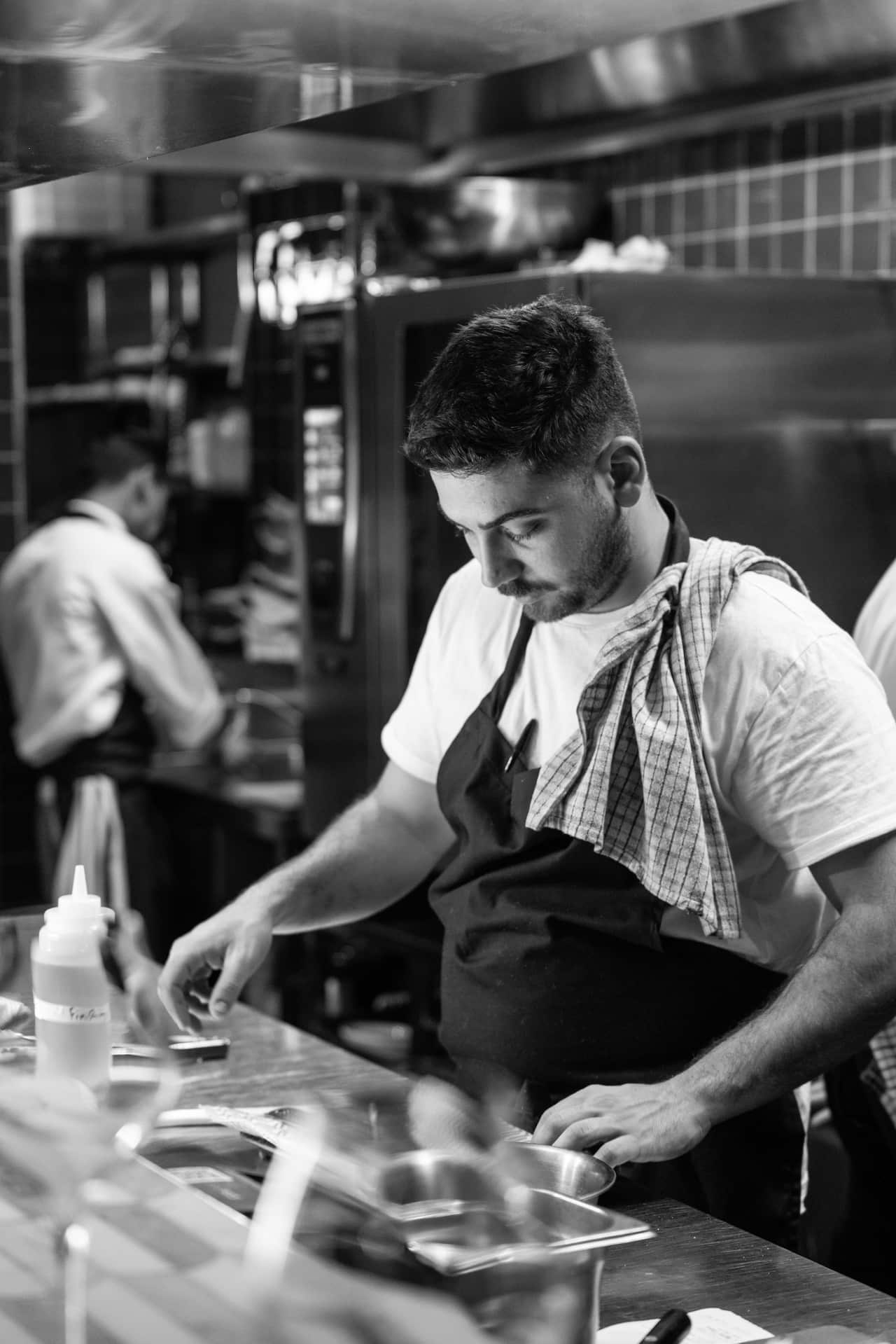 Lo chef Aldo Farroni in cucina