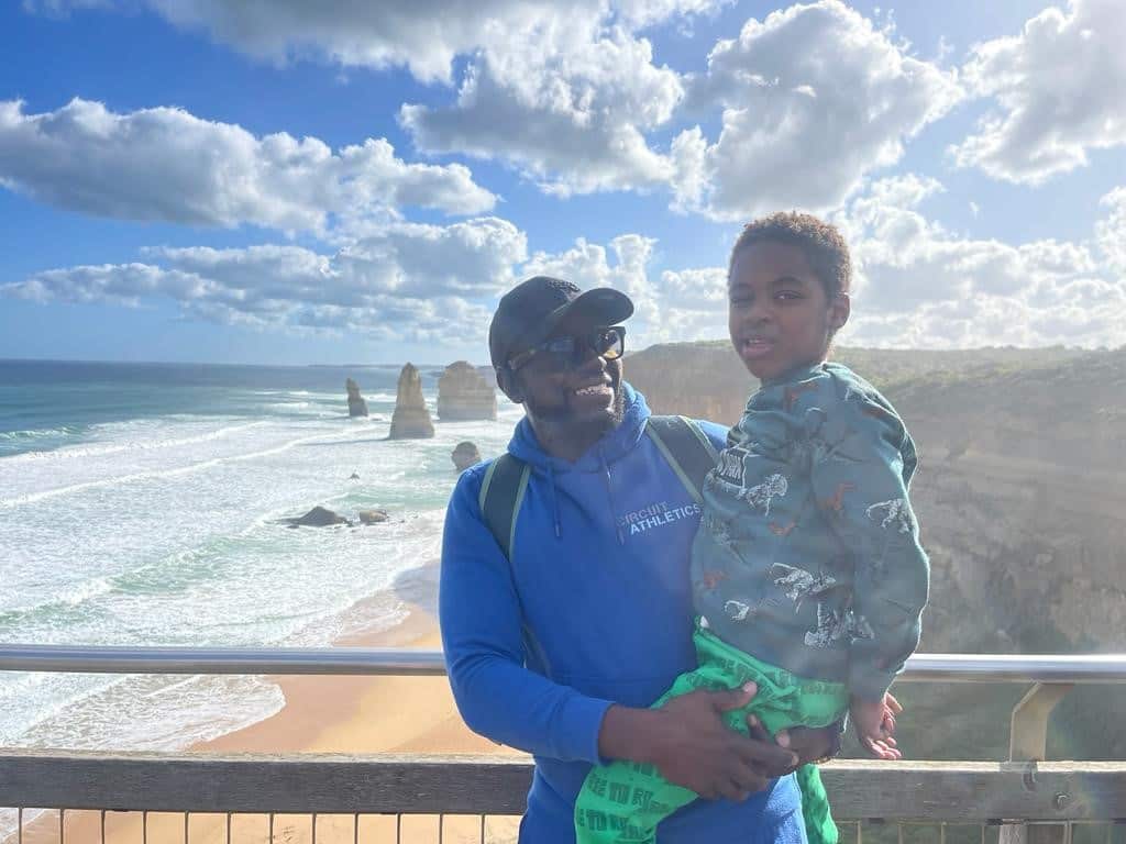 George akiwa na mwanae, aliye mpa motisha ya kukimbia kutoka Adelaide hadi Melbourne.