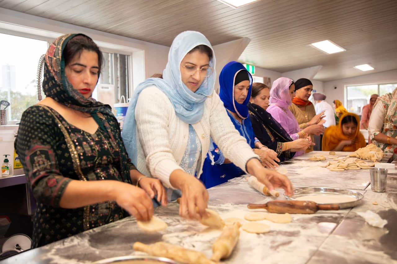 Image of volunteers cooking rotis, credit to Gurdwara Siri Guru Nanak Darbar.jpg