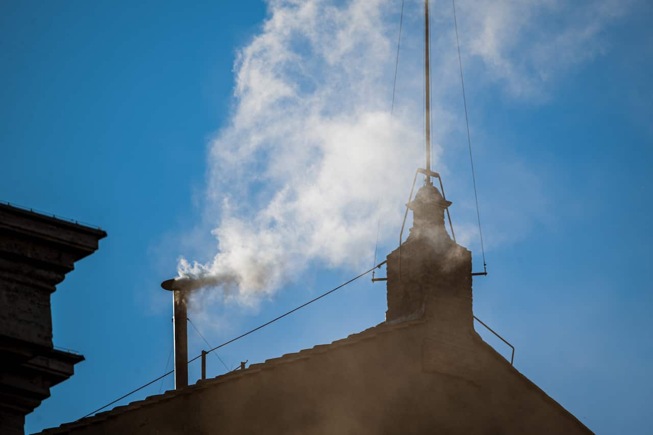 Fumaça branca sobe da Capela Sistina.