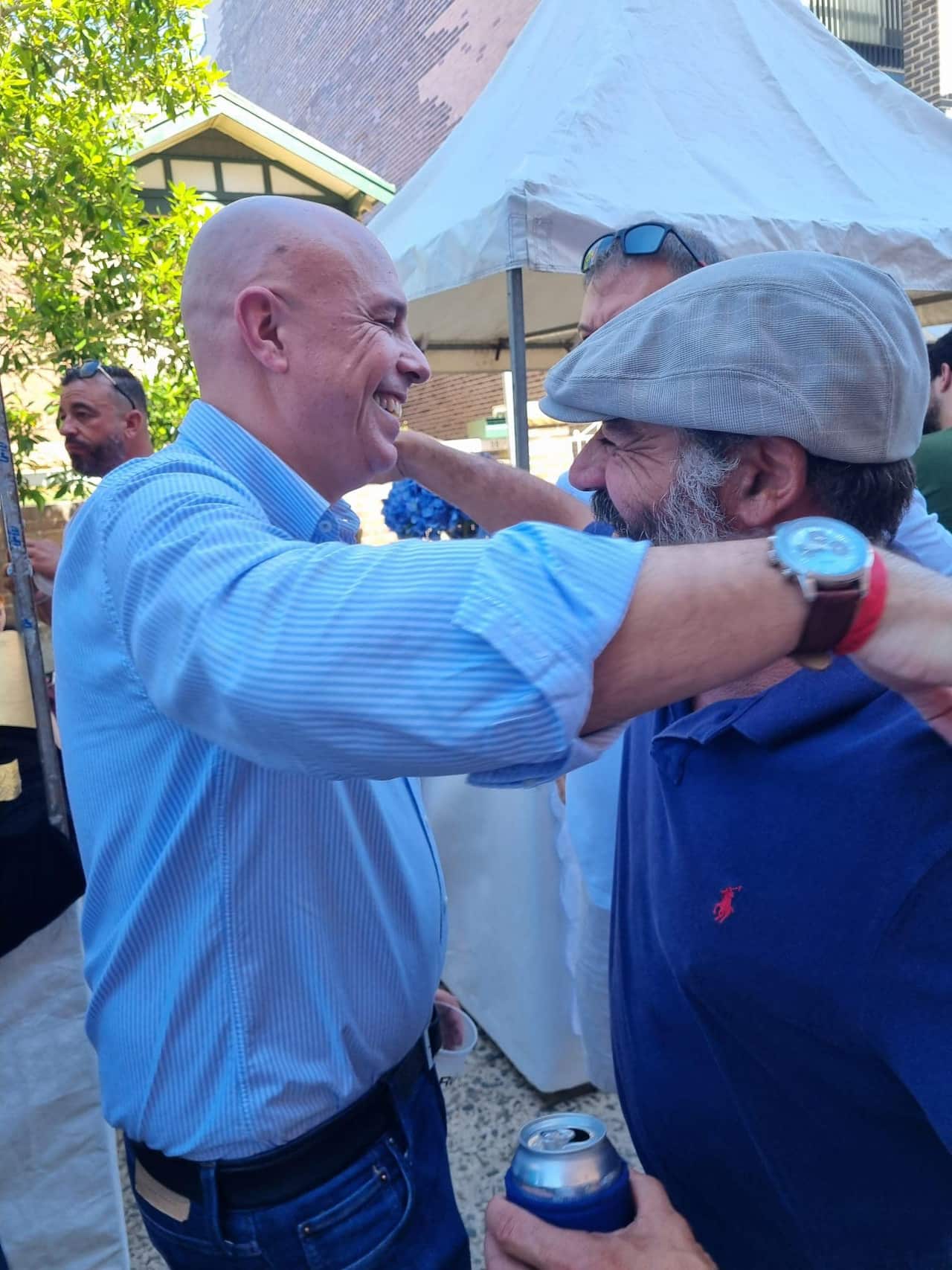 Paulo Cafôfo convivendo com a comunidade.jpg