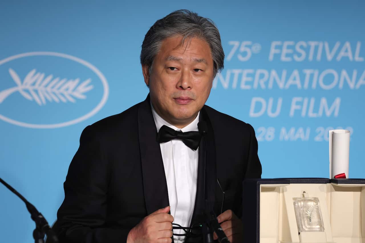 Um homem de terno em entrevista coletiva no Festival de Cinema de Cannes.