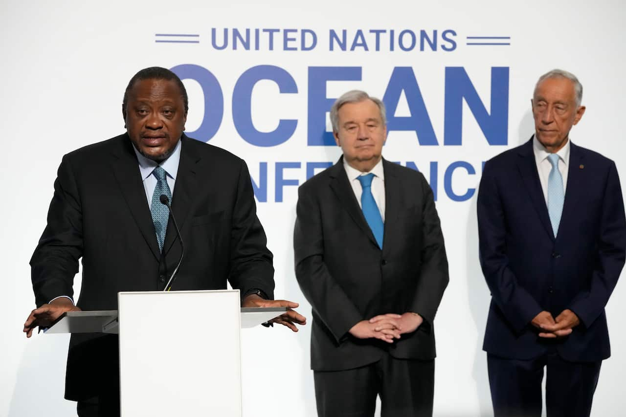 El presidente de Kenia, Uhuru Kenyatta (izquierda), el secretario general de las Naciones Unidas, Antonio Guterres, y el presidente portugués, Marcelo Rebelo de Sousa, asisten a la Conferencia de las Naciones Unidas sobre los Océanos en Lisboa, Portugal.  