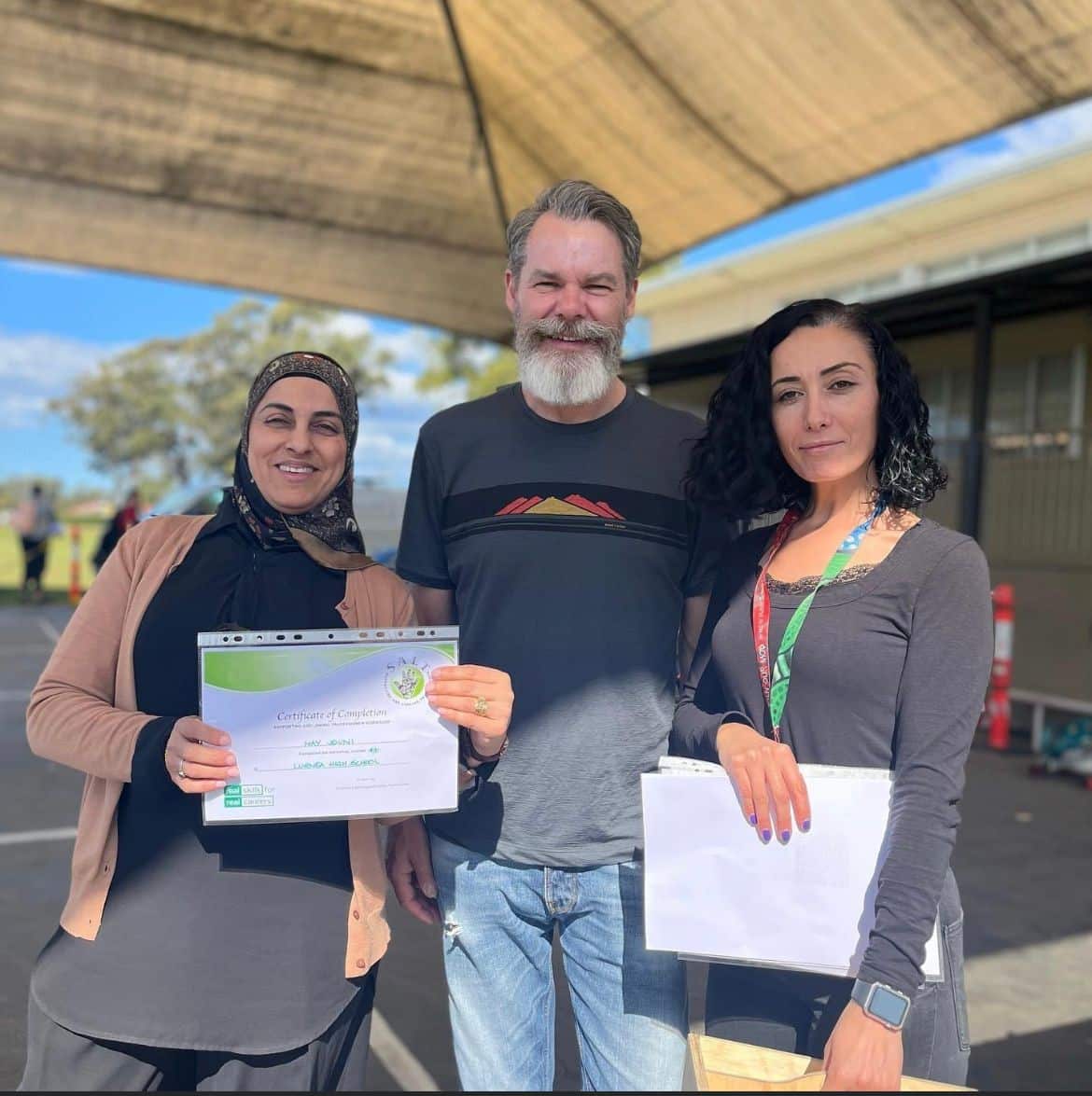 مي الجوني تحصل على شهادة مشاركة  على إنجازاتها.jpg