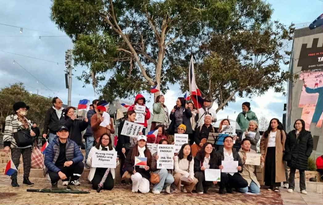 Australians for Philippine Human Rights Network hold a cultural rally in Melbourne in solidarity with anti-corruption rallies in the Philippines. 