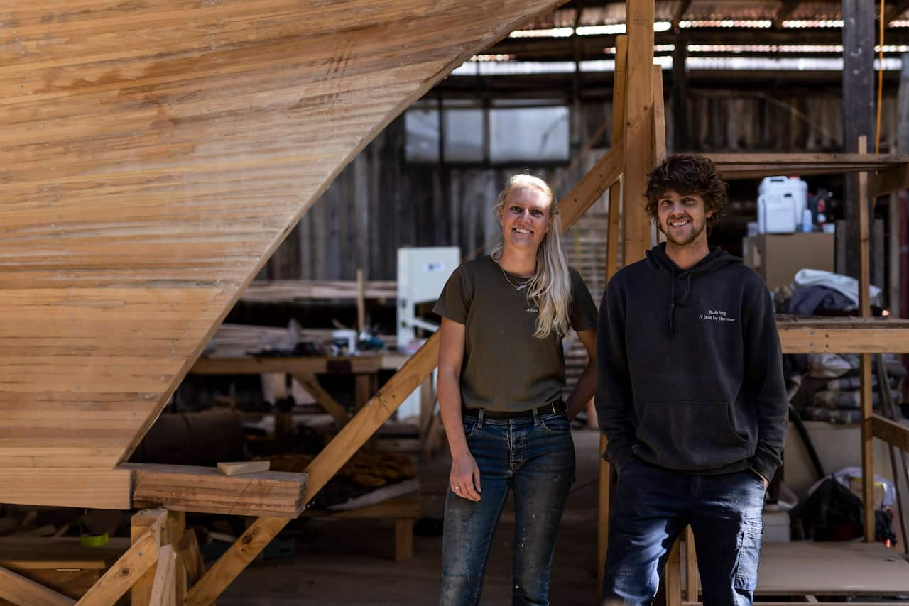 Iefke and Matt are building their own wooden sail ship