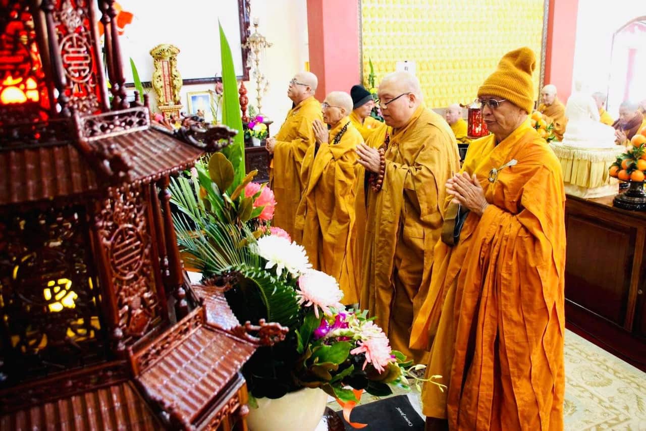 Hoà Thượng Thich Quảng Ba (center)