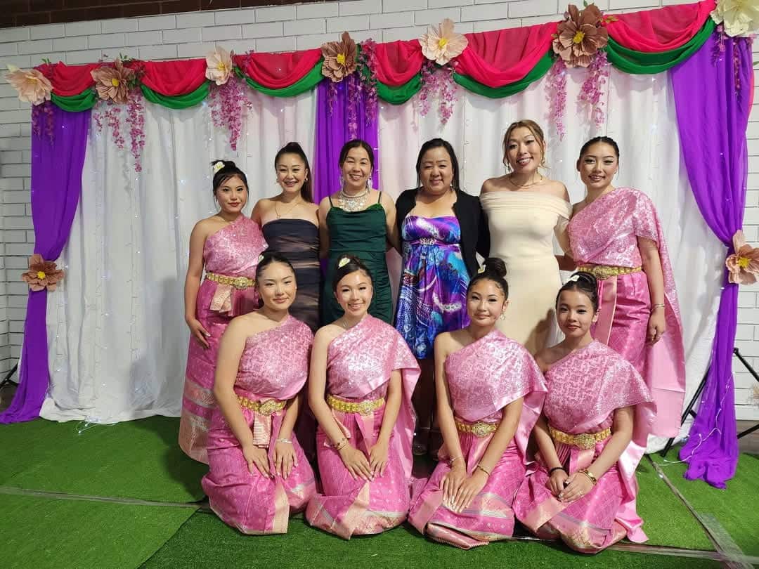 Poj niam hnav khaub ncaws Hmoob yees duab xyoo tshiab 2024-25 (Ntsuab Zeb Vwj).jpg