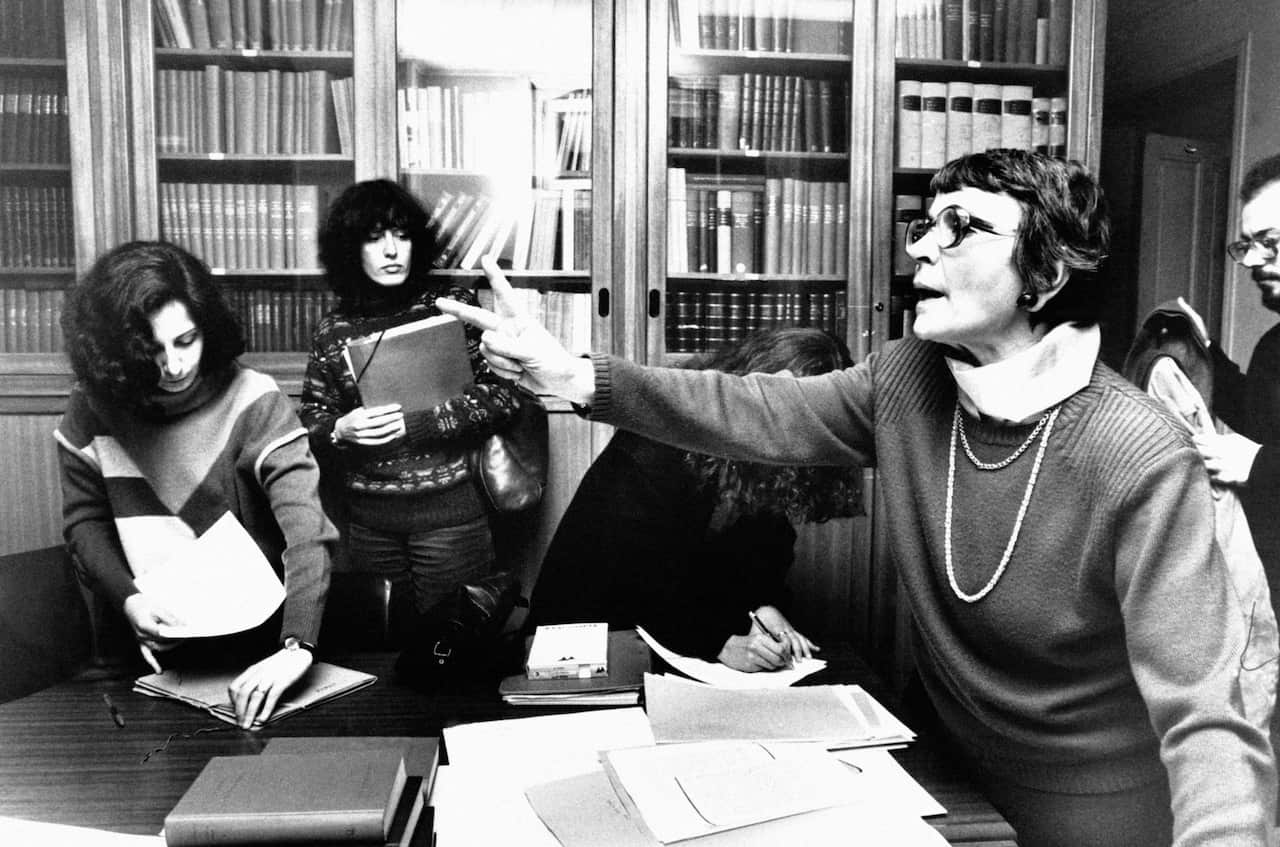 Hélène Ahrweiler donnant un cours de grec à la Sorbonne