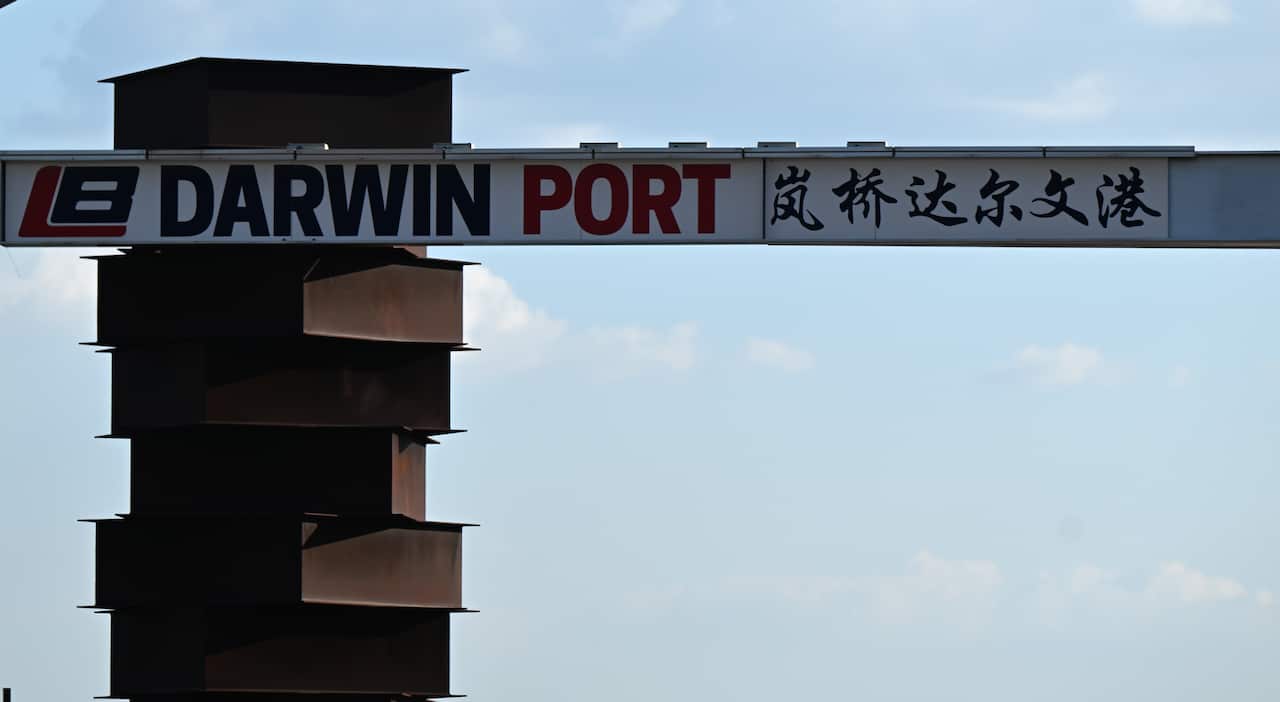 A sign for Darwin Port with Chinese characters alongside the English words.
