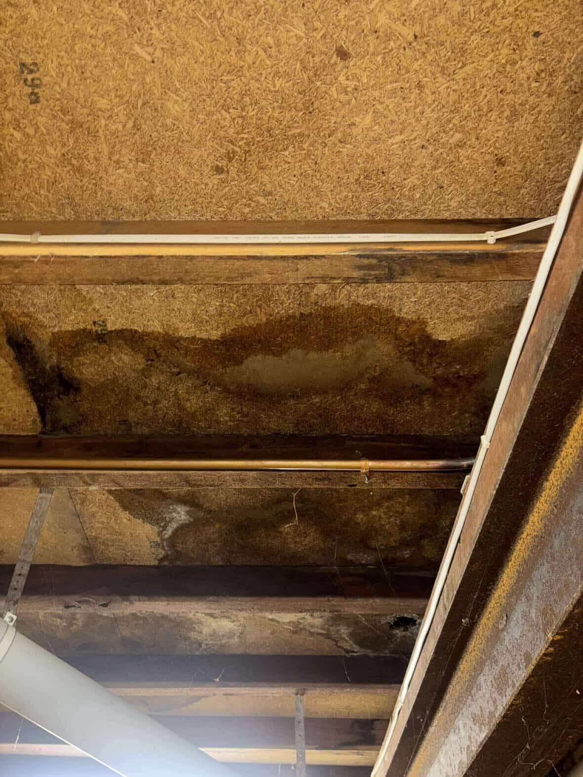 Los cimientos debajo de una casa.