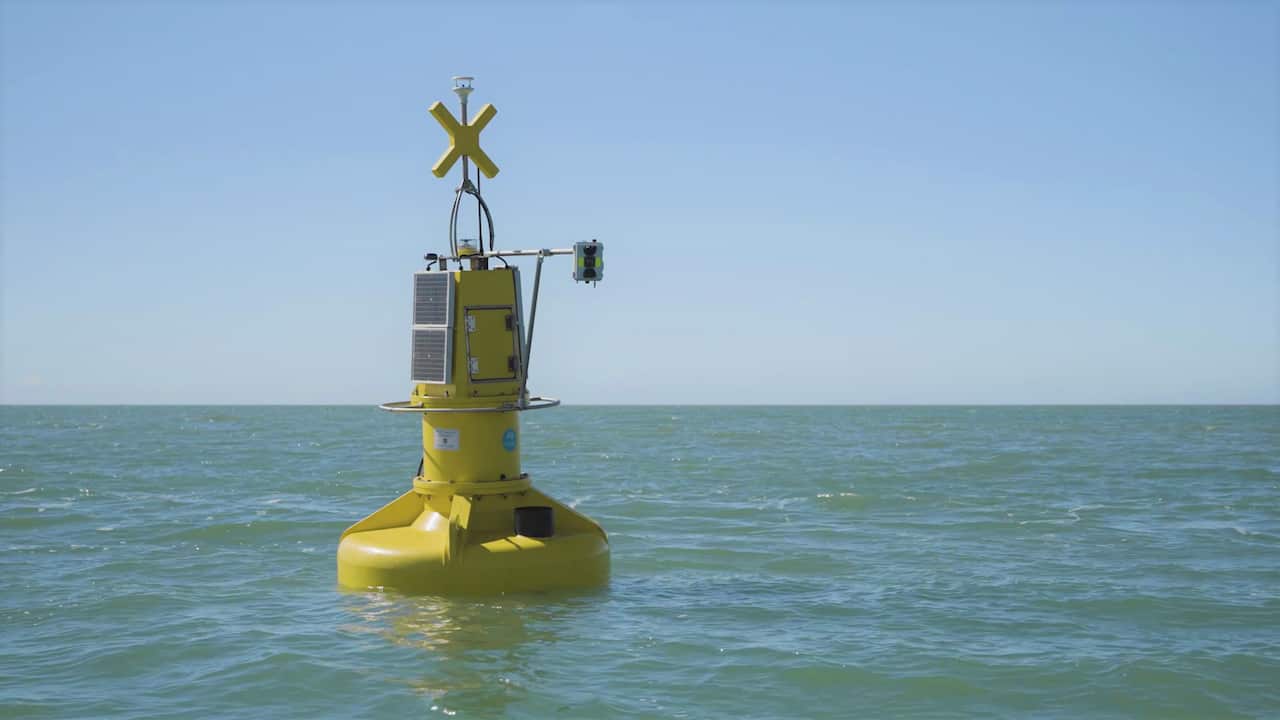 9.CSIRO HydraSpectra sensor in Keppel Bay.png