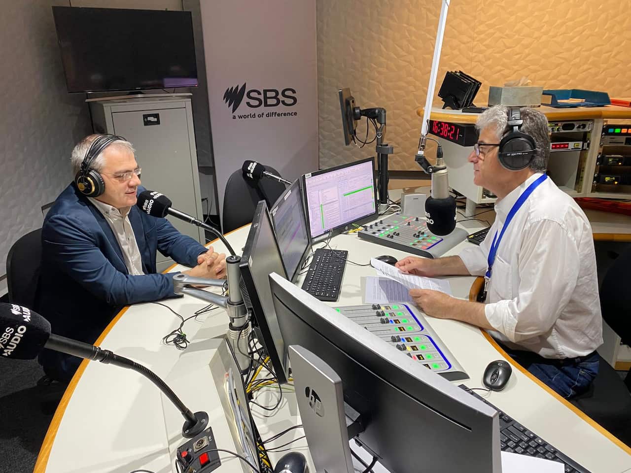 Παπαδάκης Κώστας Θέμης Καλλός στούντιο 3 Τρίτη 12-09-2025 καλύτερη.jpg