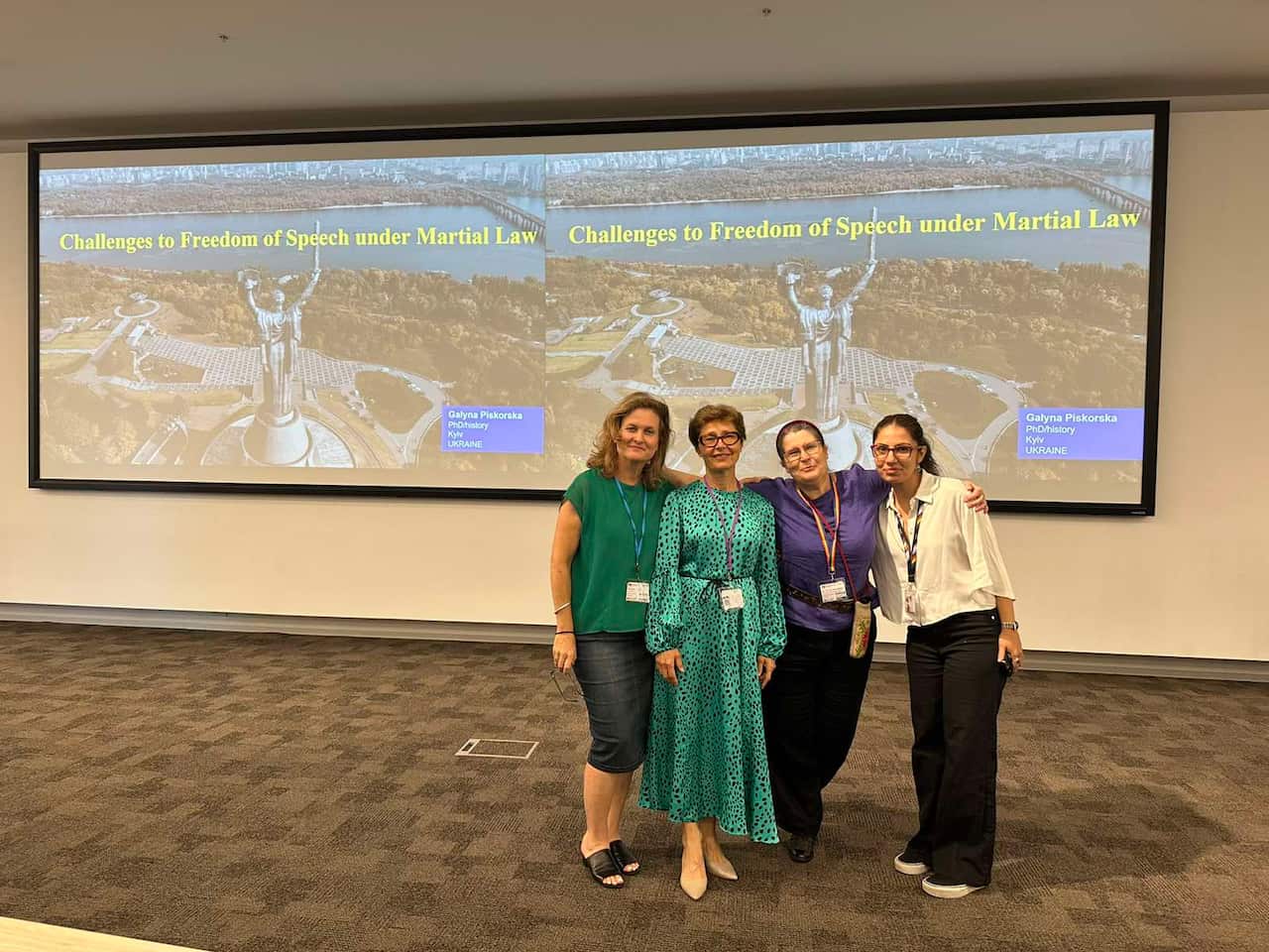 Піскорська Галина Сідней з організаторами конференції.jpg