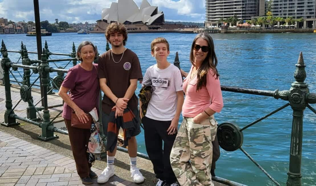 Laura com netos e filha Sydney 2022.jpg