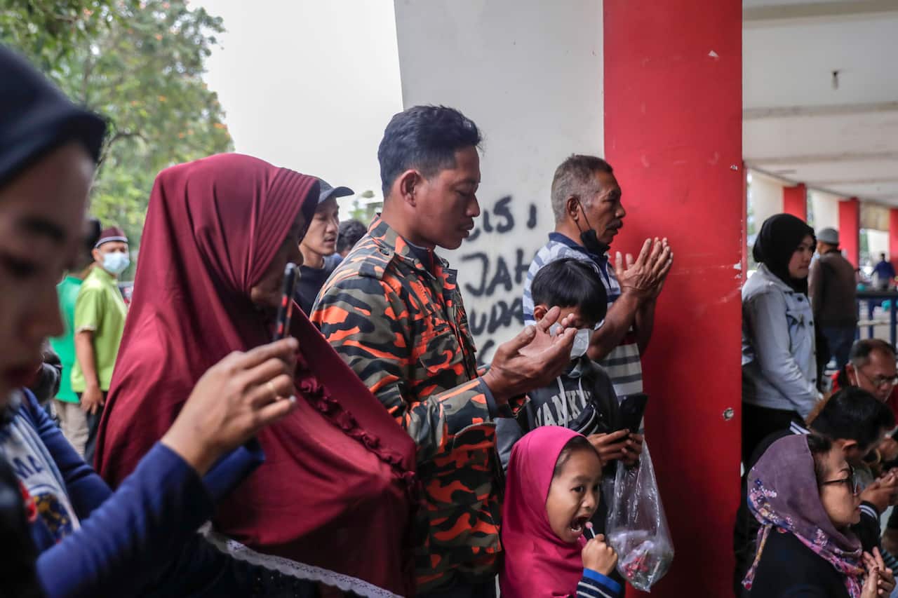 Relatives praying.