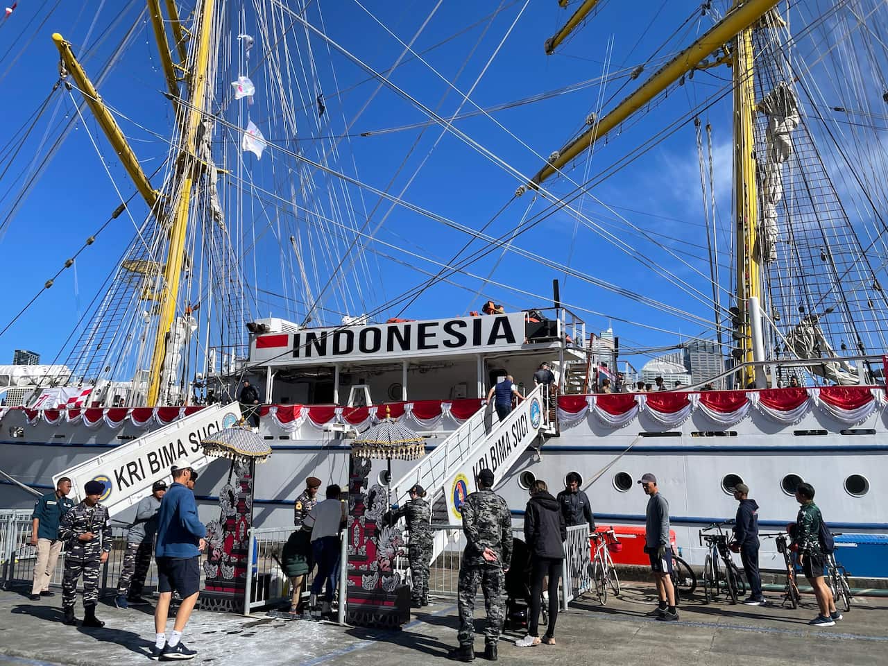 people coming in for the open ship.jpg