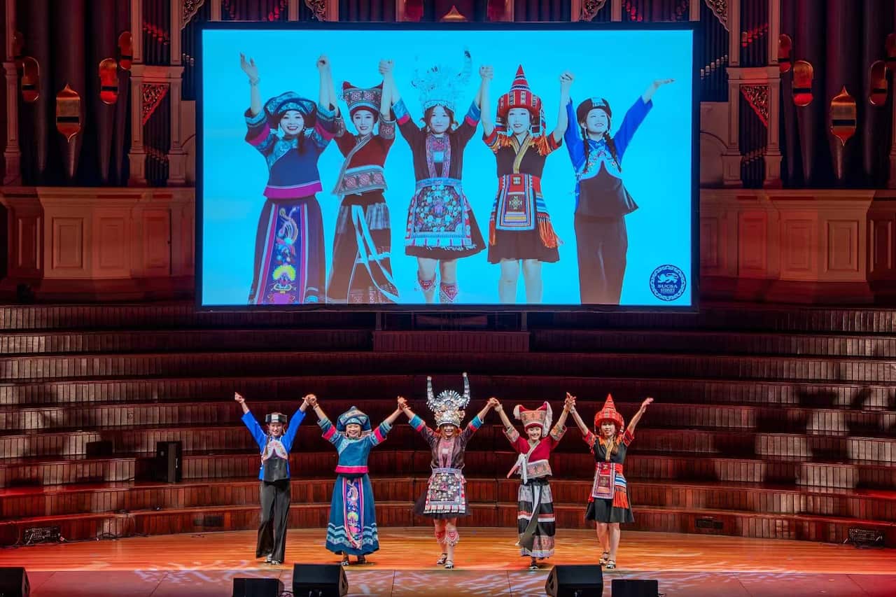 一支源自云南的民歌《弥渡山歌》,在悉尼的留学生晚会上意外走红。视频播放量过千万,引发无数海外华人和少数民族学生的共鸣。