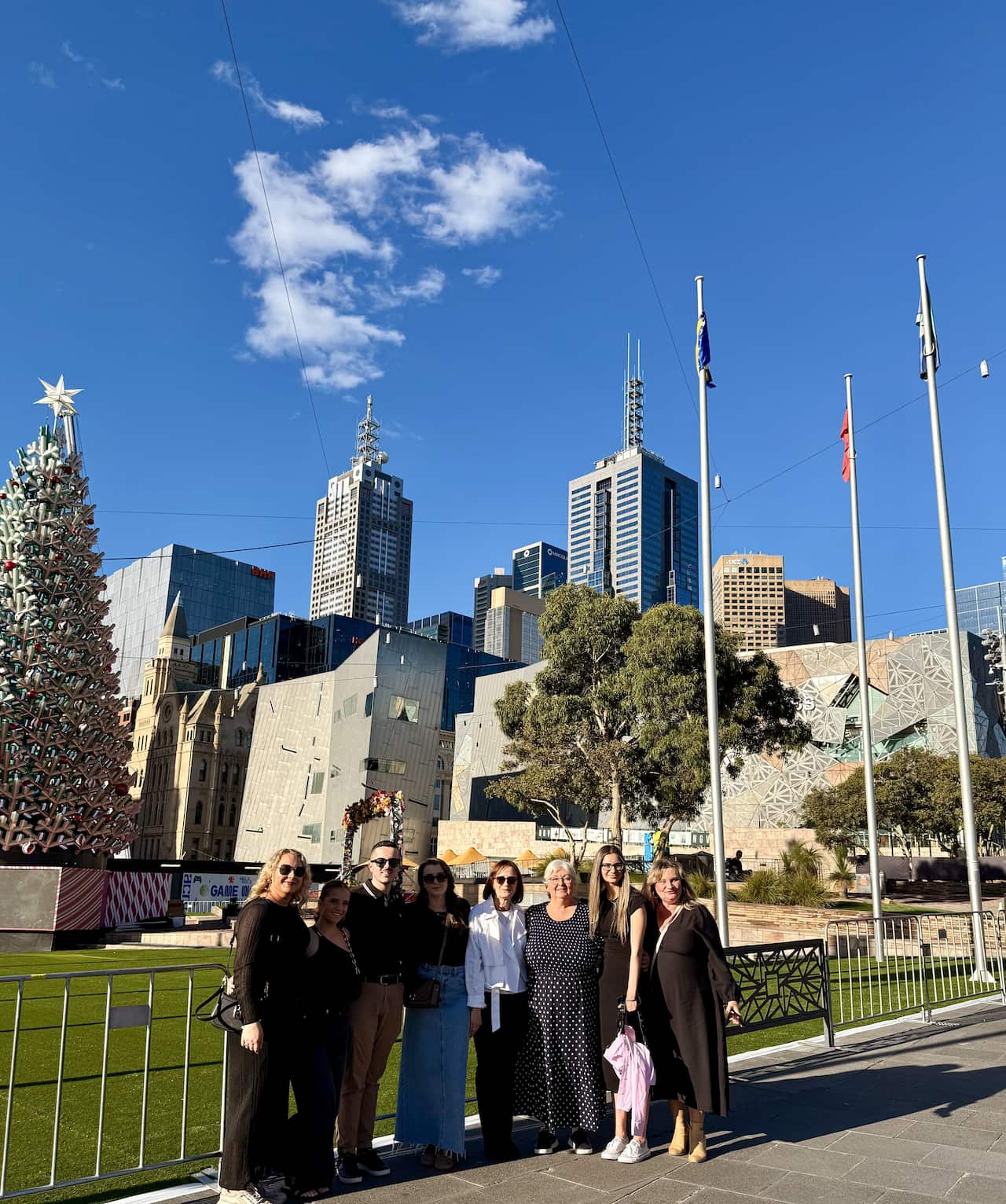 Federation Square, Melbourne, 25th of November 2025, Bosnoljupci uz bosansku zastavu.jpeg