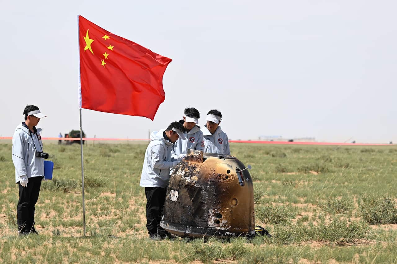 Chang'e-6 lands in the Inner Mongolia desert