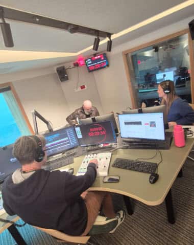 Rosario De Marco alla chitarra negli studi di Radio SBS, insieme a Francesca Valdinoci e Carlo Oreglia.
