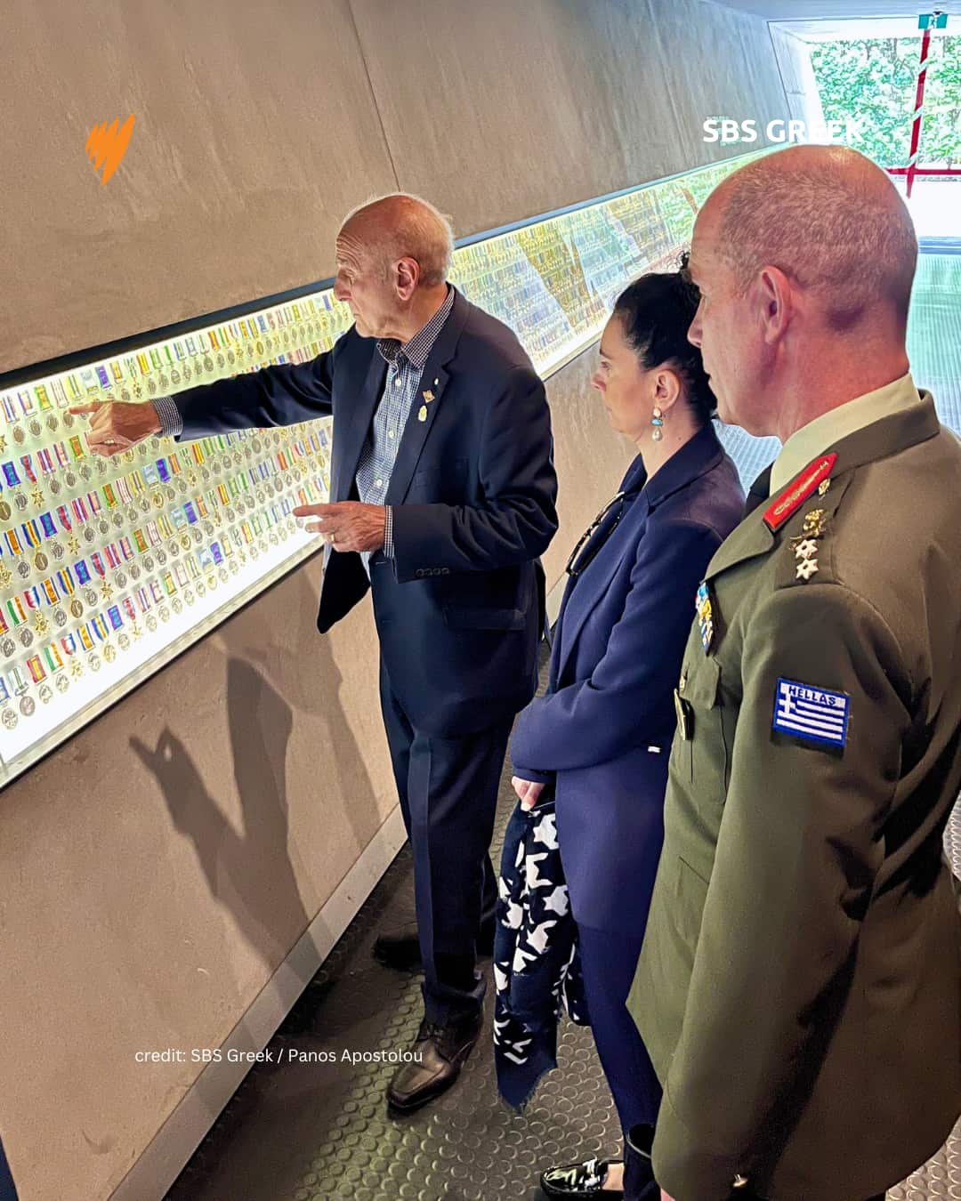 Από αριστερά: Ο πρόεδρος του Αυστραλο-Ελληνικού Μνημείου, Στηβ Κυρίτσης, η Γενική Πρόξενος της Ελλάδας στην Μελβούρνη, Δήμητρα Γεωργαντζόγλου και ο Διοικητής της Στρατιωτικής Σχολής Ευελπίδων, Υποστράτηγος Αναστάσιος Πολύχρονος, στο Shrine of Remembrance, Μελβούρνη, 22 Νοεμβρίου 2025 