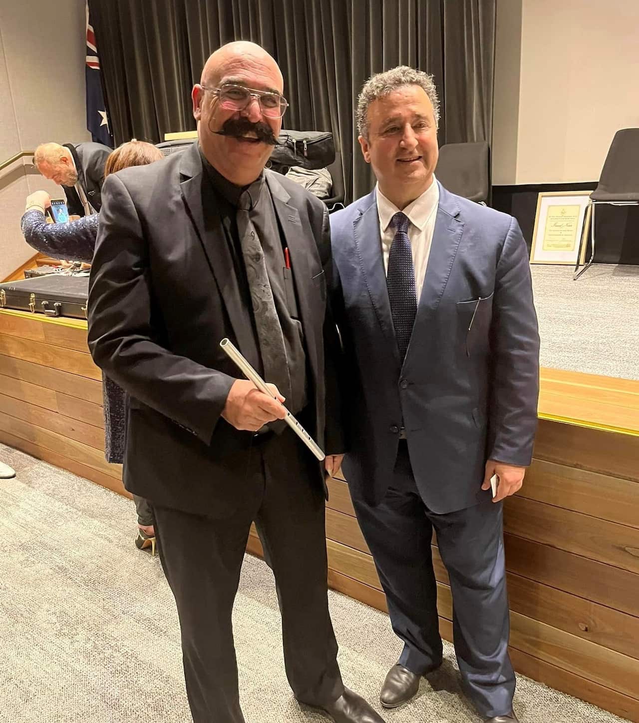 عازف المزمار جمال عليان مع السناتور شوكت مسلماني.jpg