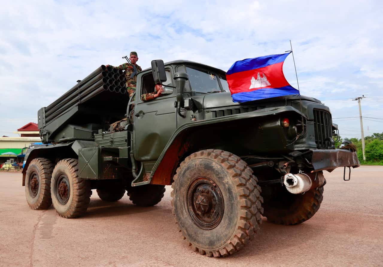 People flee Cambodia due to the armed border conflict with Thailand